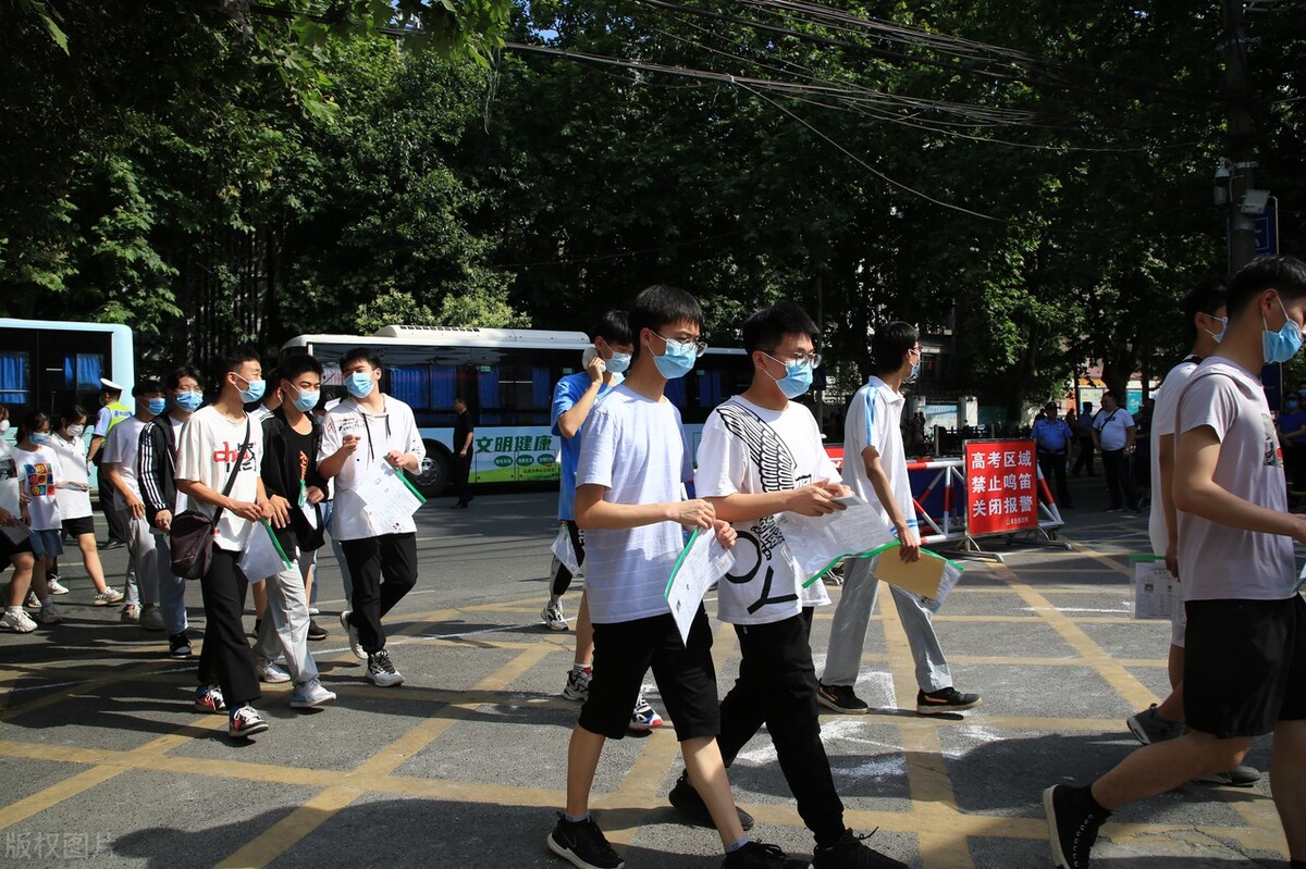 如果高考被人撕答题卡怎么办,高考考到一半崩溃撕别人卷子