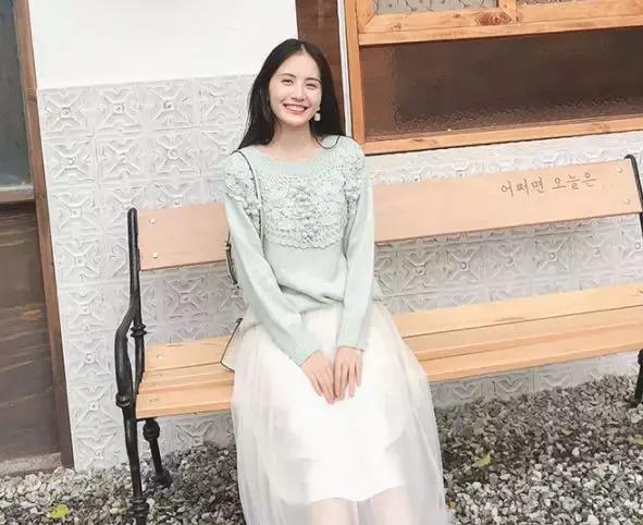 春季黄黑皮糖果色穿搭,冬季糖果色少女感穿搭