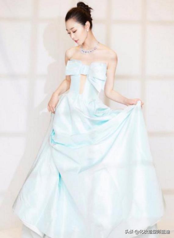 身穿薄纱礼服的宋轶真的是超级仙,宋轶穿一身复古水雾蓝长裙造型