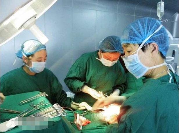 妻子顺产时丈夫抓拍的三张图片使人动容，网友：母亲辛苦了