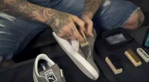 如何清洗一双麂皮鞋底子,麂皮的鞋子弄上油了怎么清洗