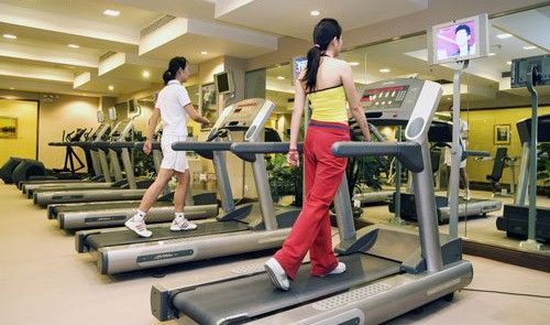 使用跑步机安全注意事项,正确使用跑步机不伤腰