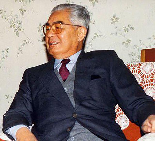 1986年,*小平邓**在京会见荣氏家族:你们就像杨家将,是有功的