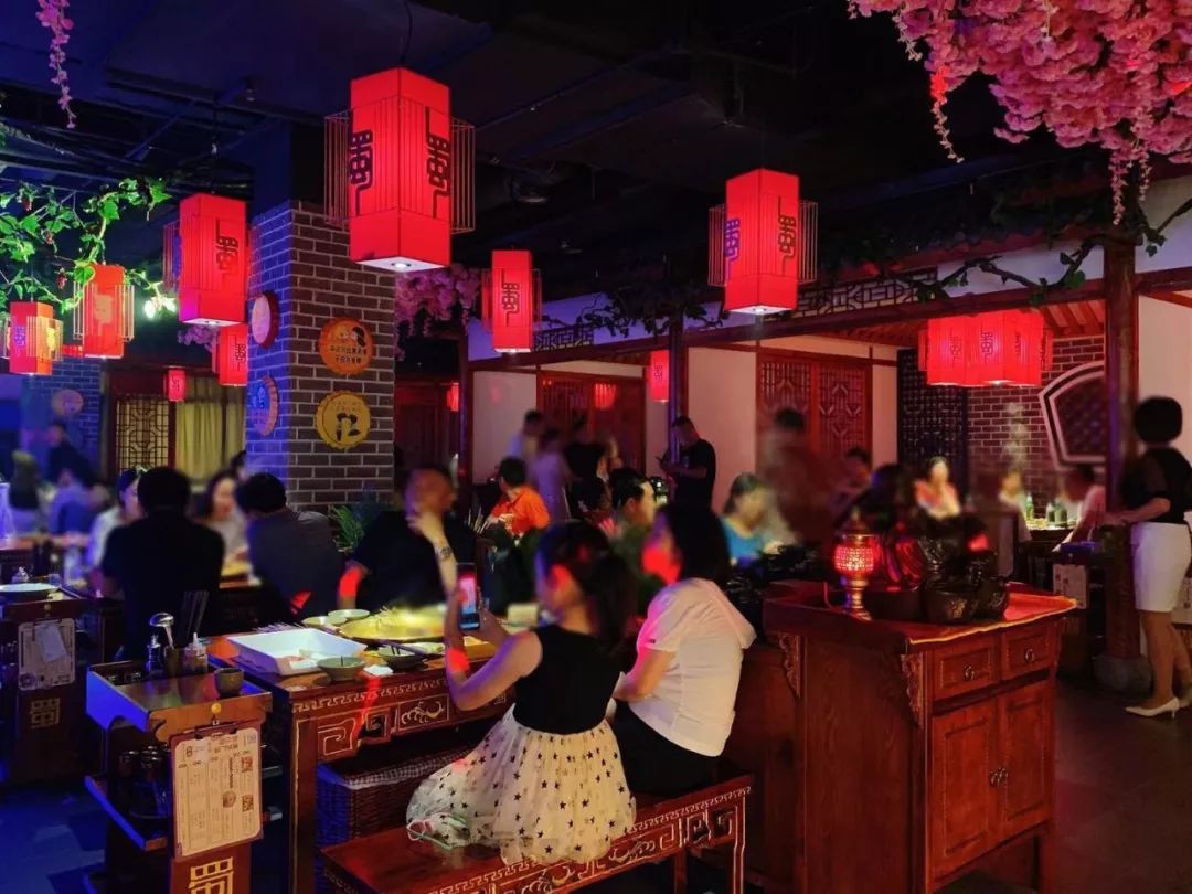 长春最强演艺阵容竟藏在这家火锅店里，火锅涮串自由切换，太嗨了