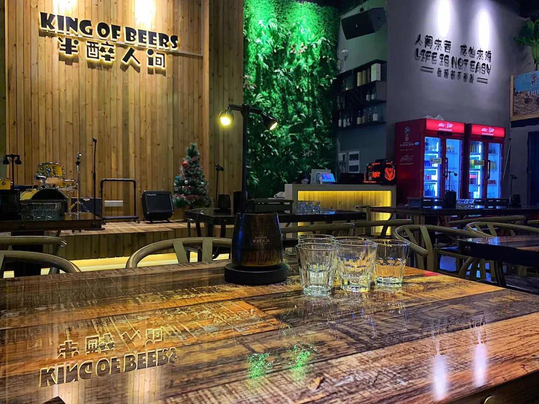 「聚会约酒」一家音乐酒吧，每晚都有乐队驻唱，单身男女都爱去