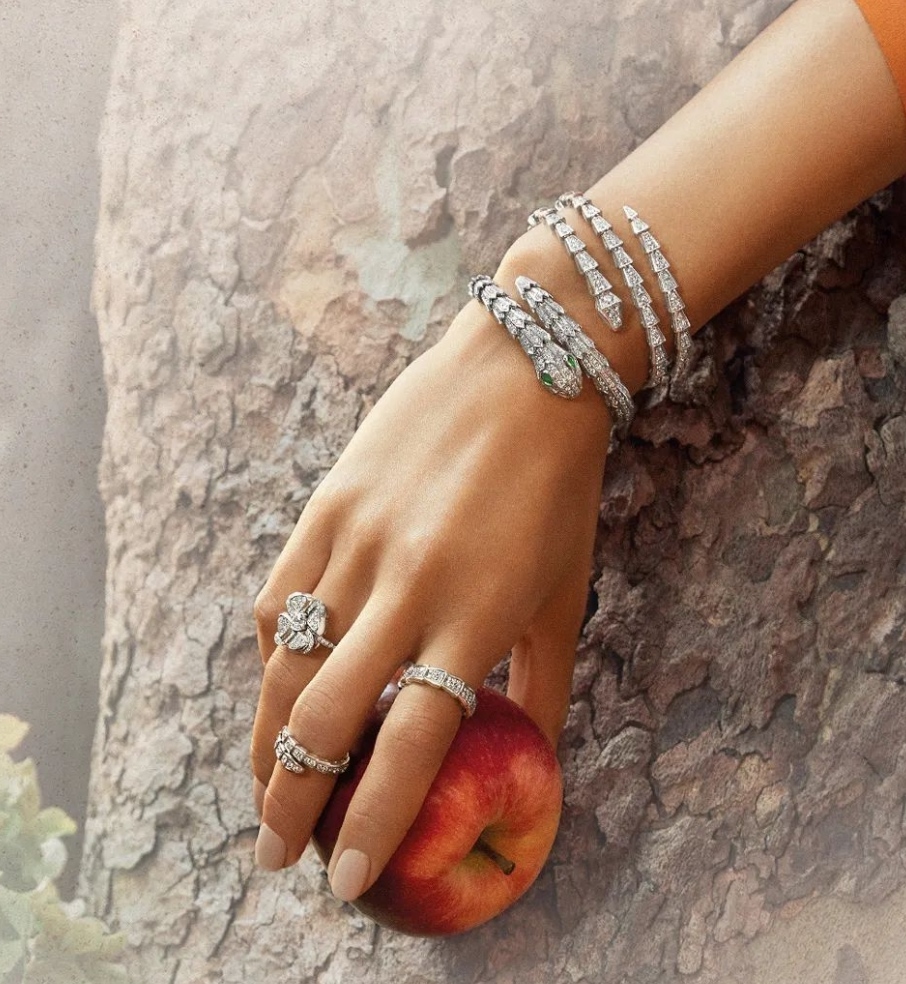 黄金手镯和翡翠手镯哪个保值,国际大牌翡翠手镯图片