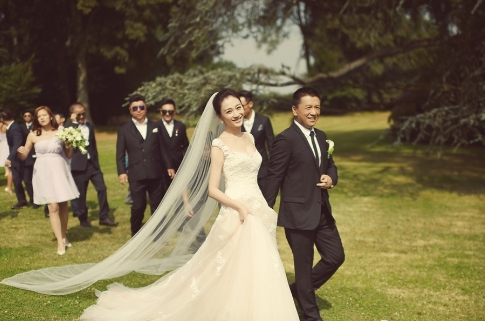 昆凌和唐嫣的婚纱哪个更好看,明星婚纱郭碧婷