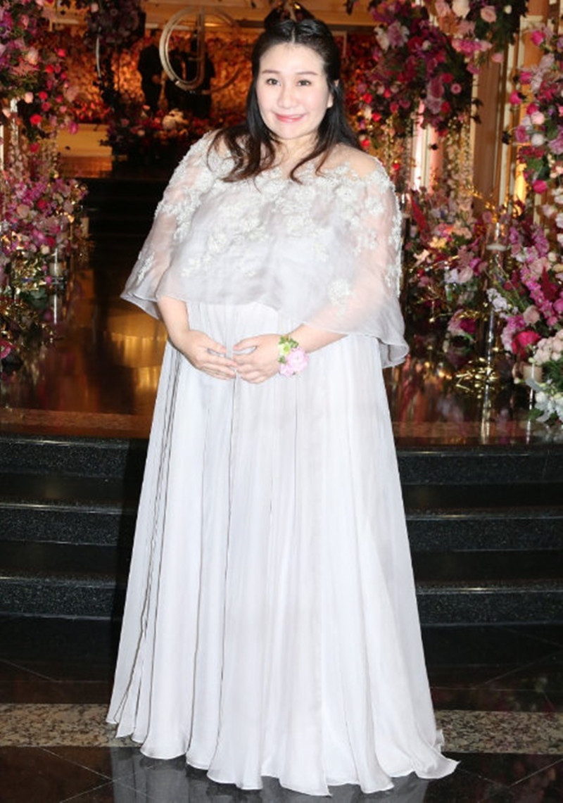 何超盈伴娘,何超盈婚礼裙