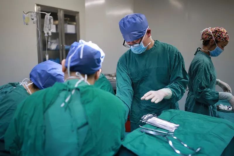 剖腹产疤痕增生一年了怎么去掉,剖腹产疤痕增生可以用中药包好吗