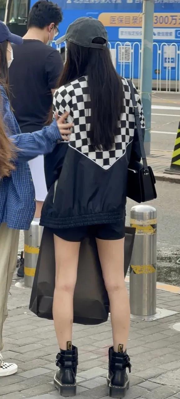 杨幂穿连体短裤时尚大片,杨幂现身粉色风衣配短裤