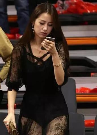 易建联背后的女人，不是足球宝贝妻子荆灵而是她，40岁仍似少女