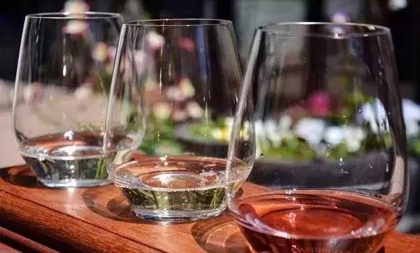 有着绝美迷人的“容颜”，却充满让*欲人**罢不能的速度野性与激情