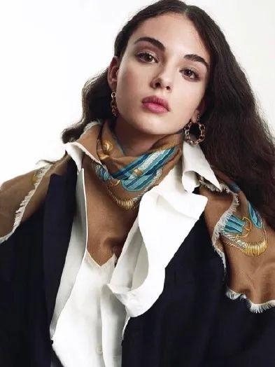 莫妮卡•贝鲁奇穿开叉裙,身材火辣不似55岁,10岁女儿颜值却被嘲