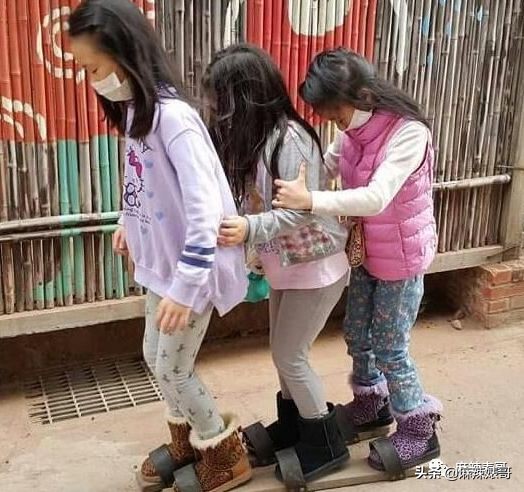 老公夜会嫩模转1万,小S却一个包背10年,这婚姻好不好她不知道?