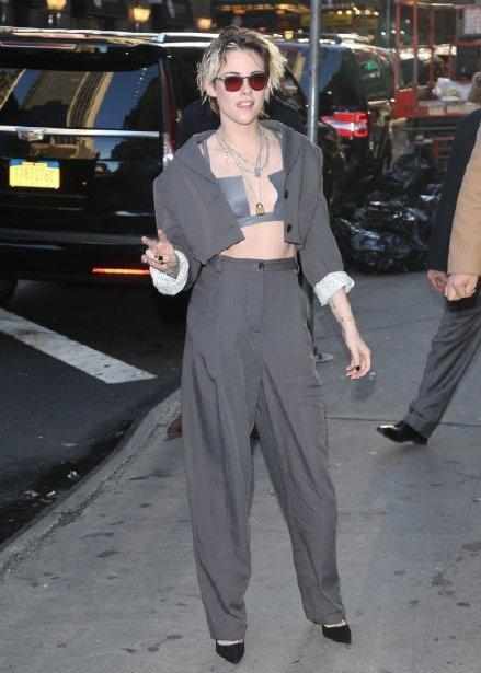 31岁暮光女罕见穿华丽裙装 (暮光蓝小西装搭配)