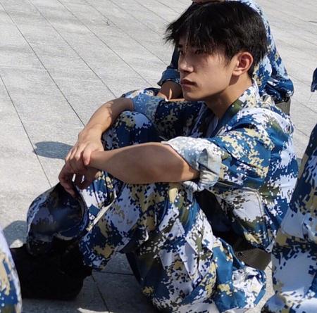 易烊千玺路透曝光军训,易烊千玺军训最新照片