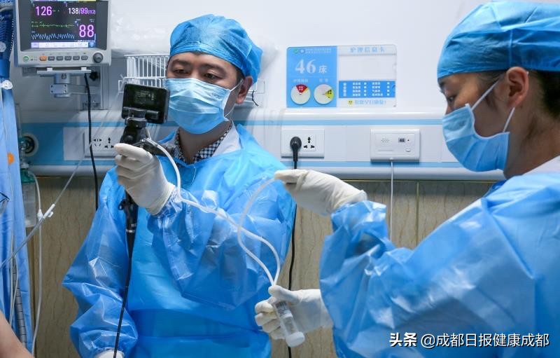 吃面出意外排骨掉进气管