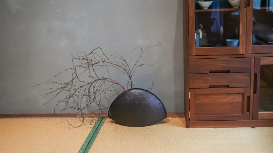 住在上海闹市400平的房子里，花开不败，开窗见池塘，太羡慕了