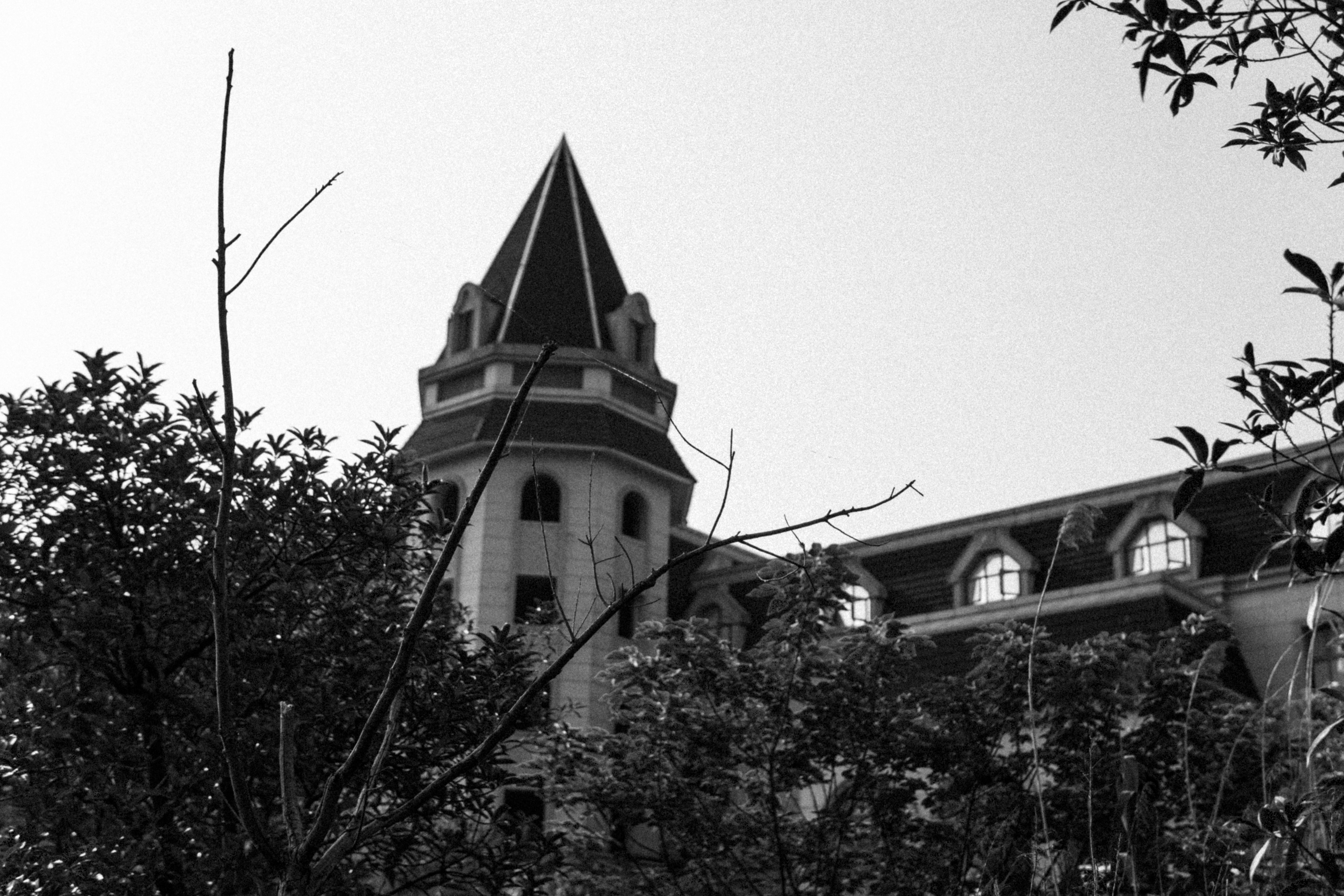 开着曾经的最美大众探寻废弃城堡，如今B6迈腾还值得购买吗？