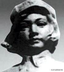 敌人将她的头颅割下，挂在赣州城门上示众，向井冈烈士伍若兰致敬