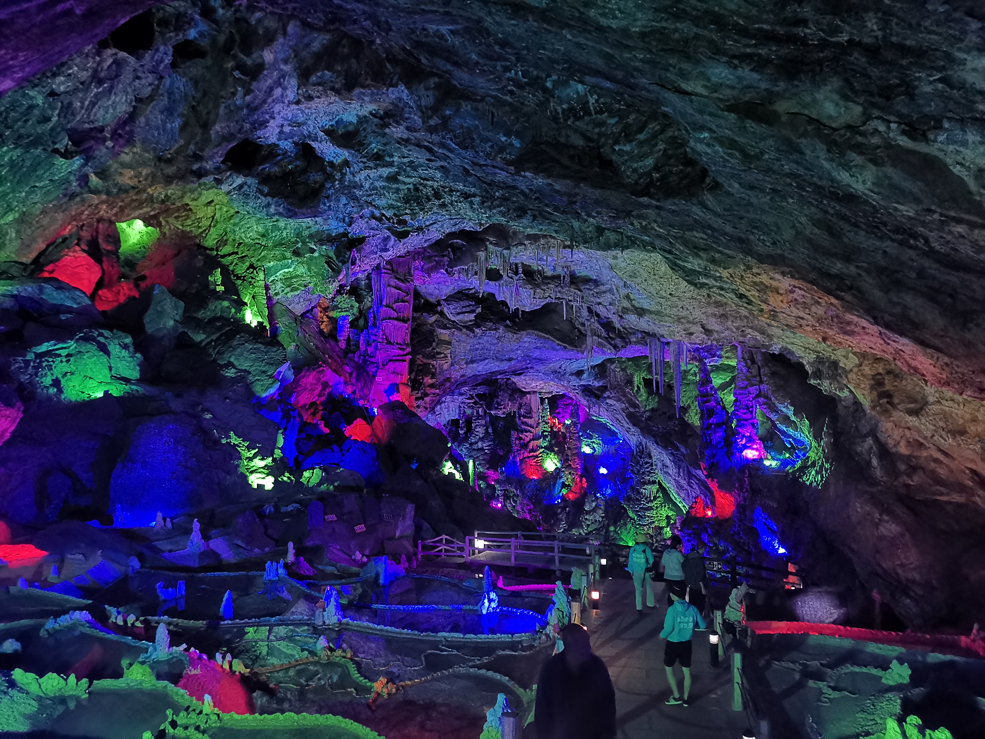 这个山洞可以装下万头大象？别瞎想，此“象”非彼“象”