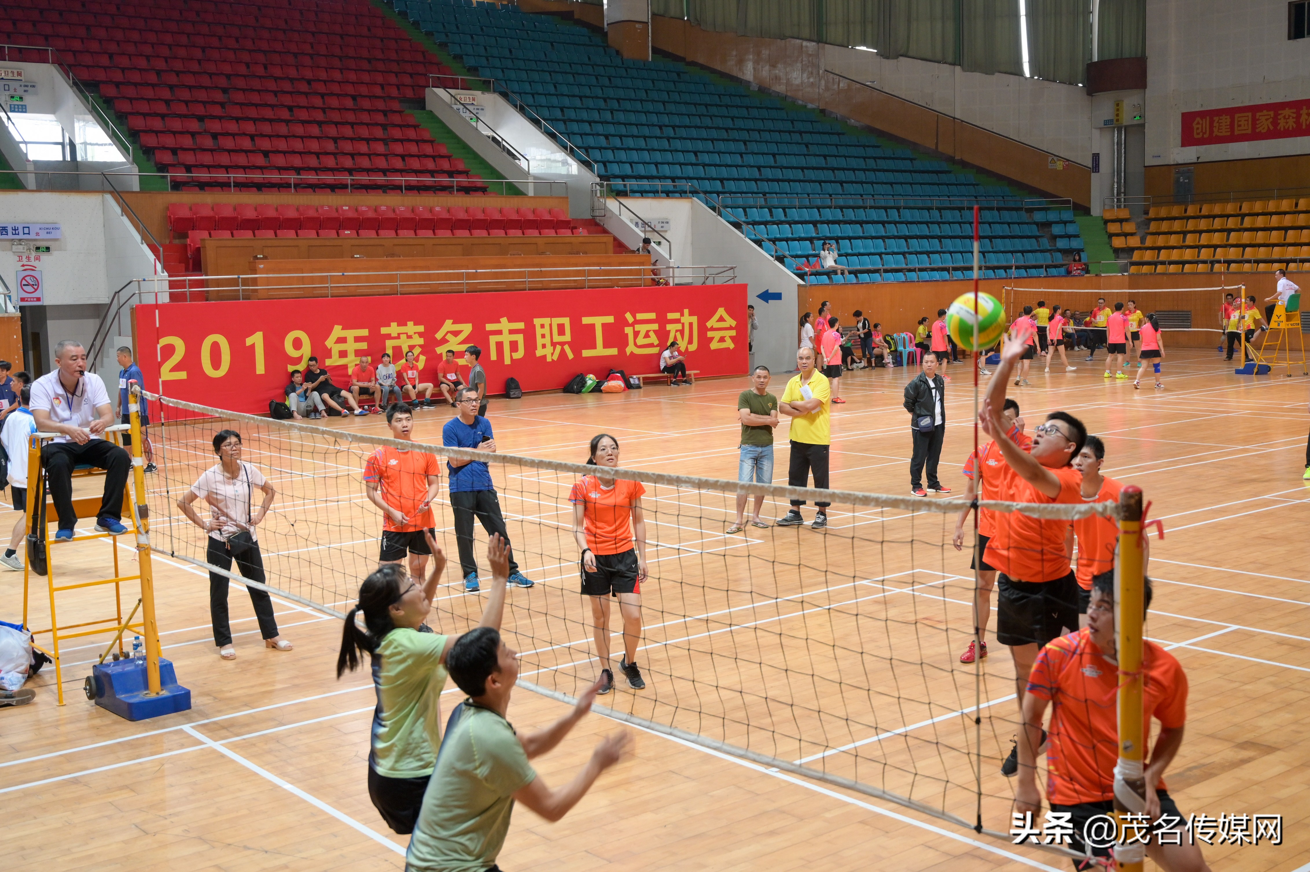 职工气排球比赛顺利开幕,茂名市气排球运动会