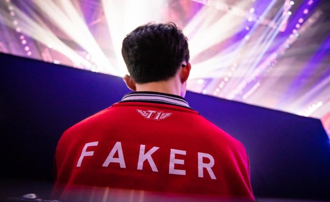 还记得季中杯海报吗？左手“1V7”化身电竞叶问，粉丝：舒服了