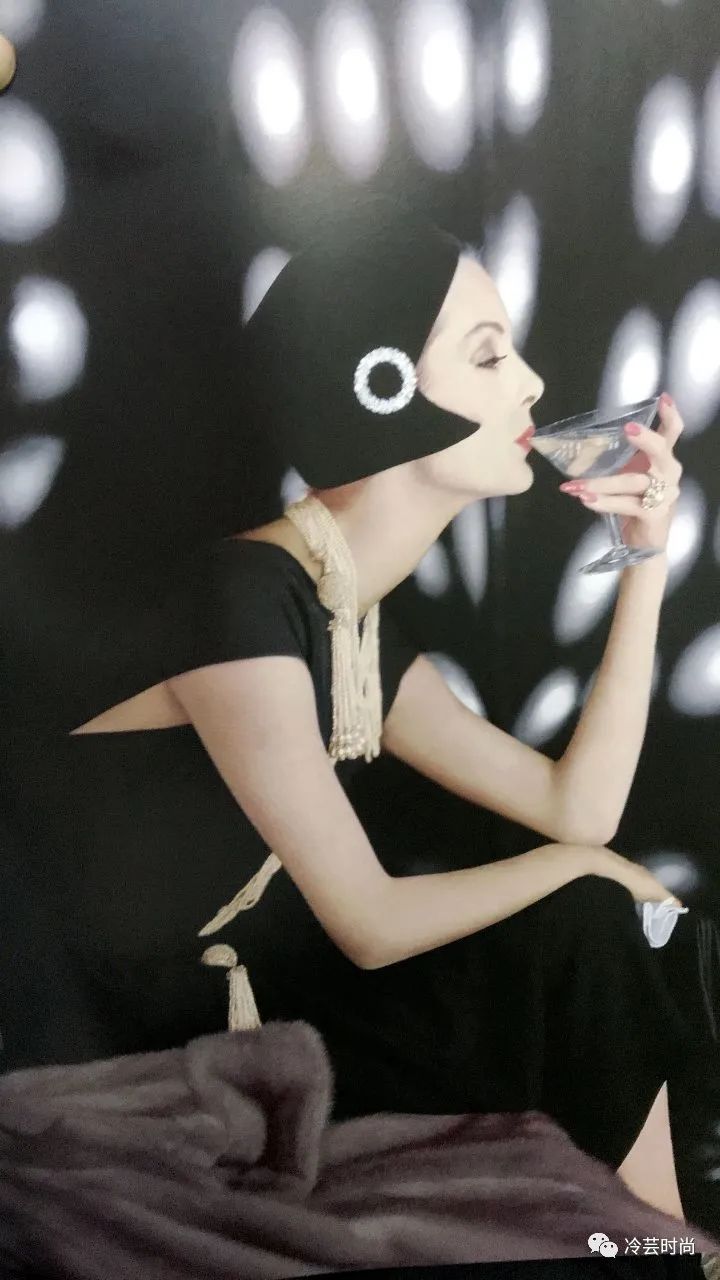 项链的活动扣佩戴方法,项链的佩戴要讲究八大搭配技巧