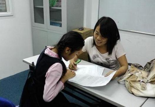 补课被叫停后，新兴行业应运而生，为避免中考分流妈妈豁出去了