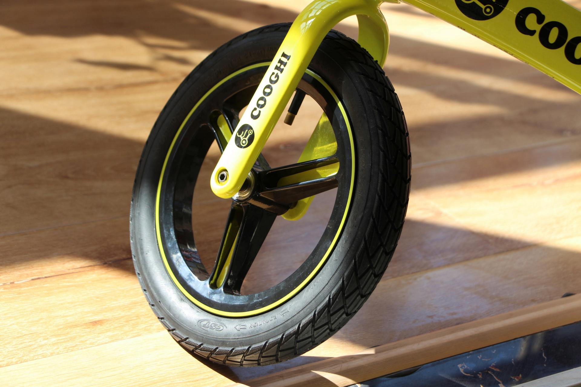 萌娃骑平衡车的视频,萌娃运动平衡车