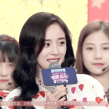 戚薇老态尽显,戚薇和关晓彤站在一起