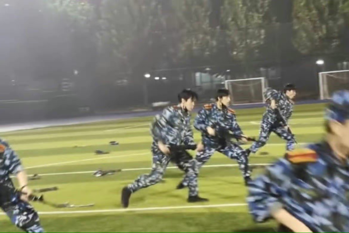 张真源军训中戏新生代表,张真源中戏军训表演视频
