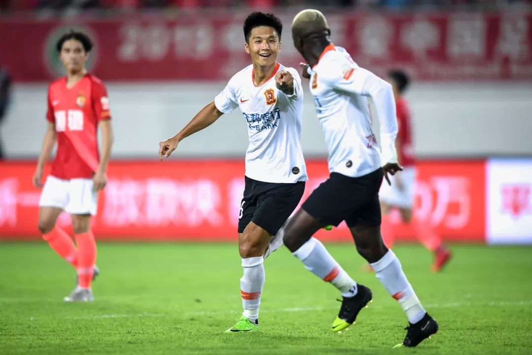 众志成城抗击疫情视频,广州恒大淘宝客场挑战武汉卓尔