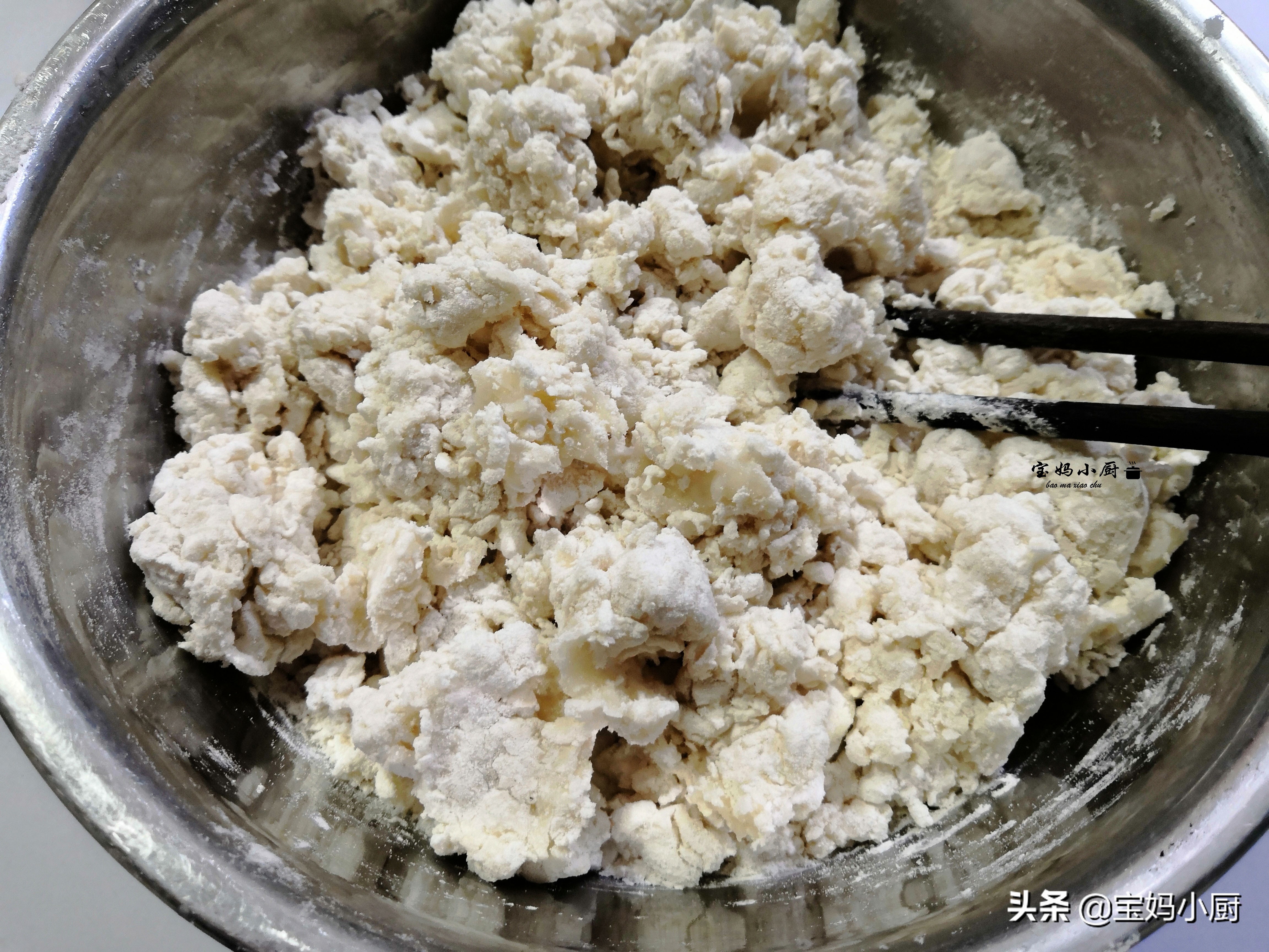 蒸饺皮硬，是你和面的水没用对，照着做，软乎乎，放一天都不硬