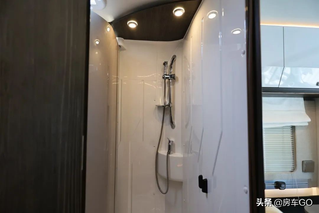 这台房车有5种充电方式，车内电器语音控制，卫生间也是干湿分离