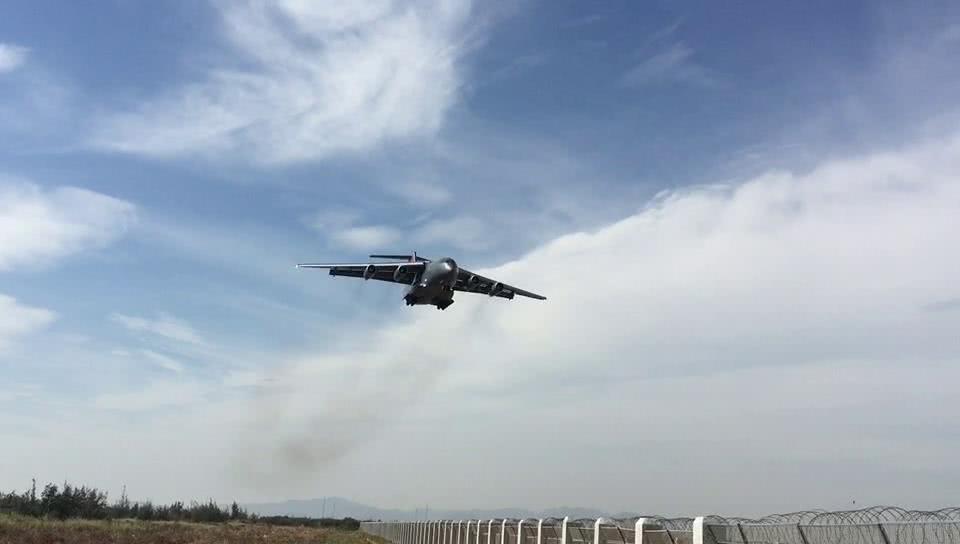 明星看战斗机从头顶飞过,外国战斗机从头顶飞过震撼视频