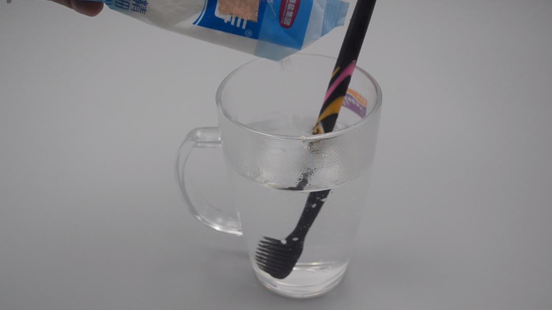 牙刷脏了怎么清洗牙刷里面,牙刷里面有脏脏的东西怎样清理