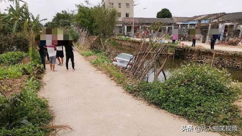 老司机开车躲避行人冲入池塘,老司机开5系