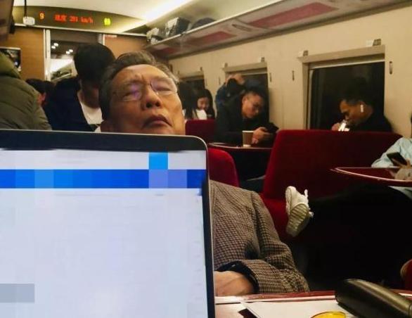 海子李宇春,李宇春面朝大海春暖花开的寓意