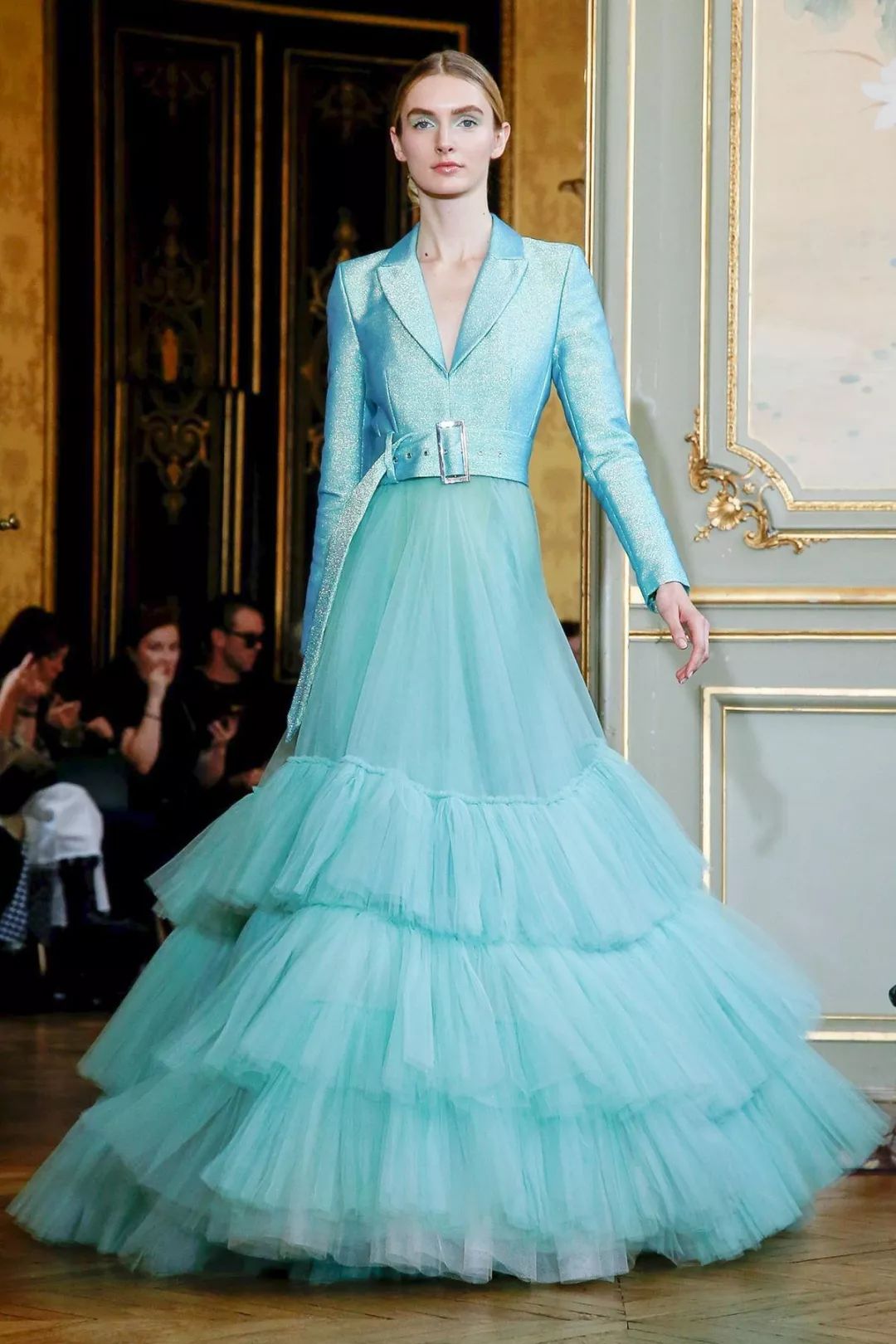 2020流行什么颜色的衣服,今年最流行的衣服颜色是什么颜色