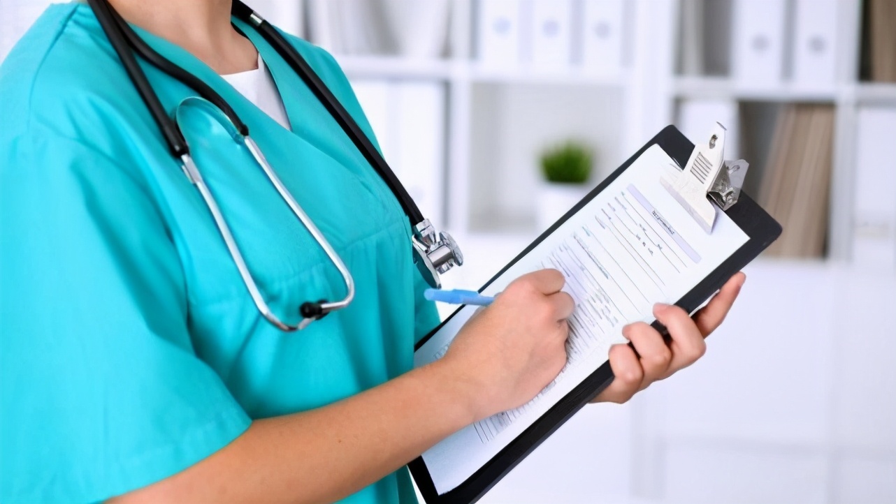 一声惨叫，小女孩捂着*体下**倒地不起：一定要注意骑跨伤