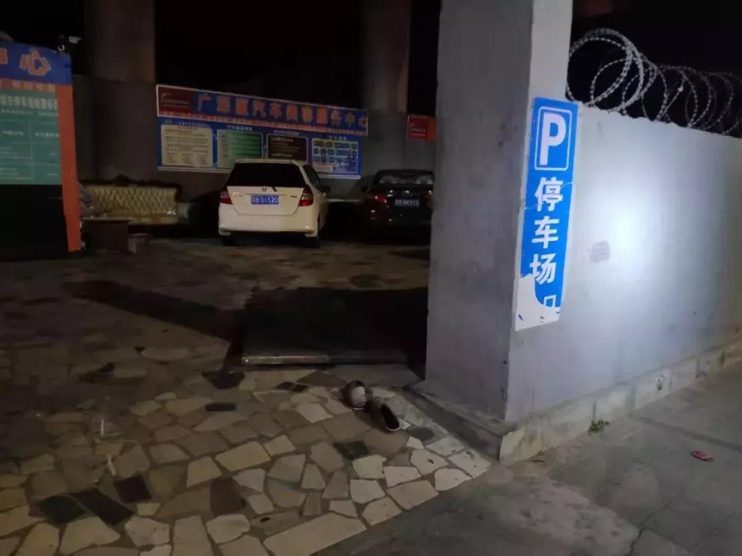 油门当刹车被撞男子奇迹脱险,男子骑车险被铁门砸到