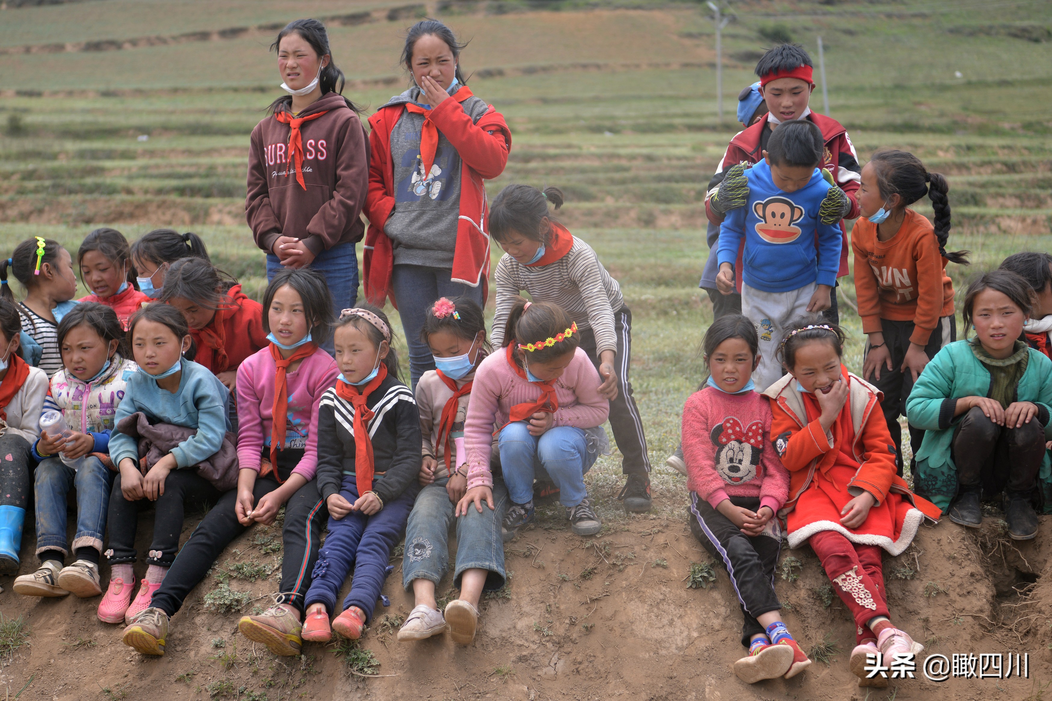 大凉山最贫困的山区小学,大凉山爬悬崖上学的孩子