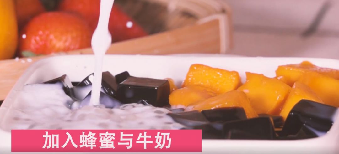 炎炎夏日冰冻爽口的龟苓膏,炎热的夏日来一碗龟苓膏冰凉爽滑