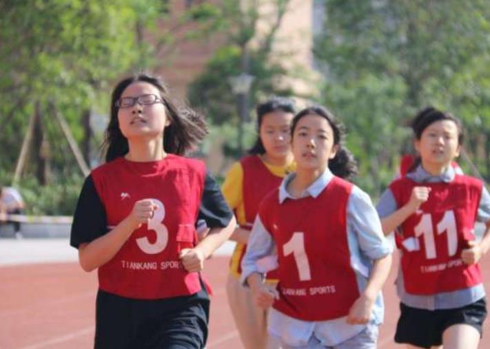 体育老师跑步姿势,学生最省力的跑步方法