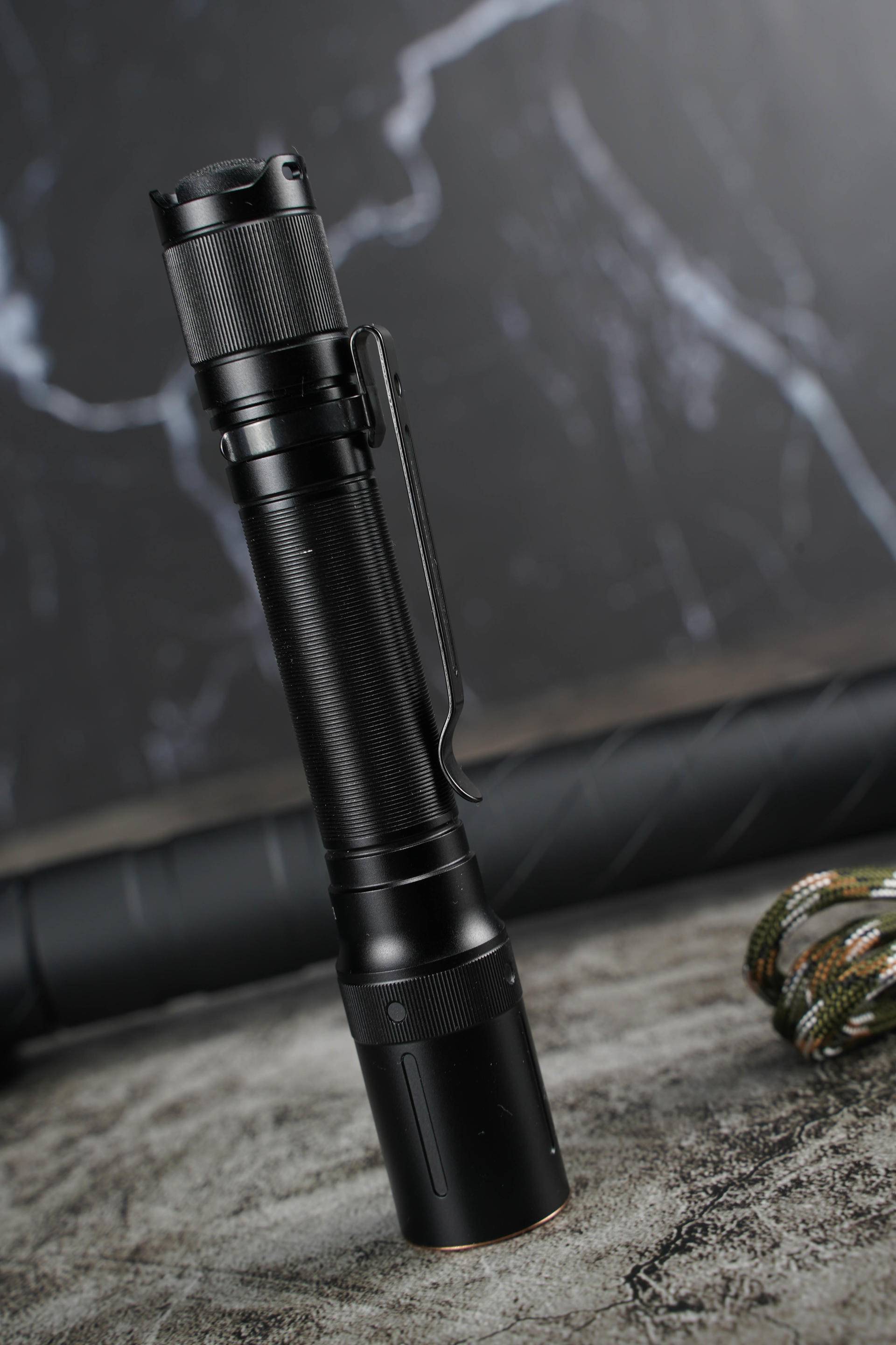 小巧便携，亮度高！体验菲尼克斯E20V2.0便携手电