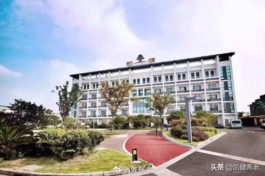 莫道桑榆晚为霞尚满天哪一年写的,莫道桑榆晚为霞尚满天是什么意思