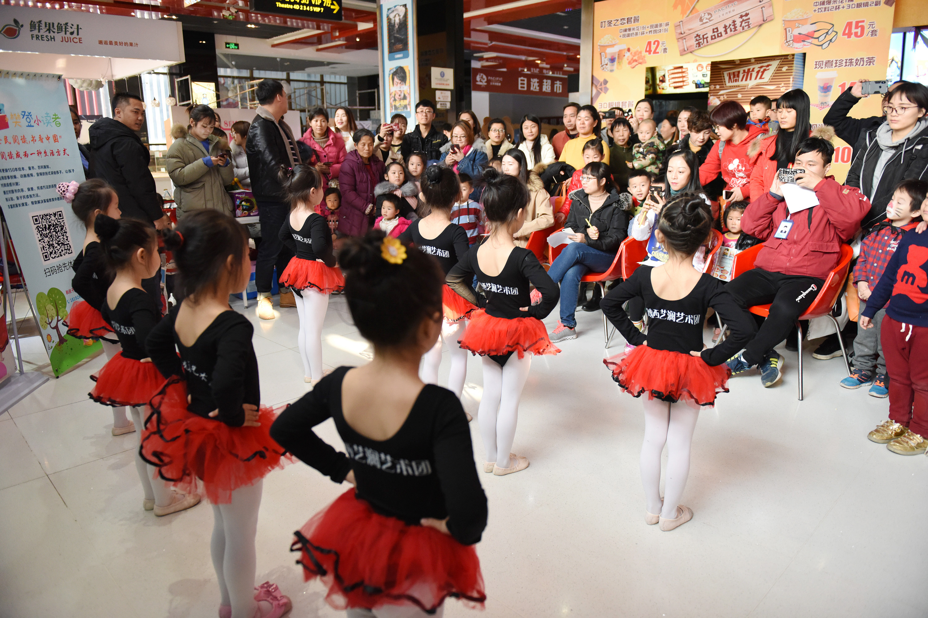 “欣慰孩子上台锻炼后的成长”——太平洋影城萌宝cos大赛侧记