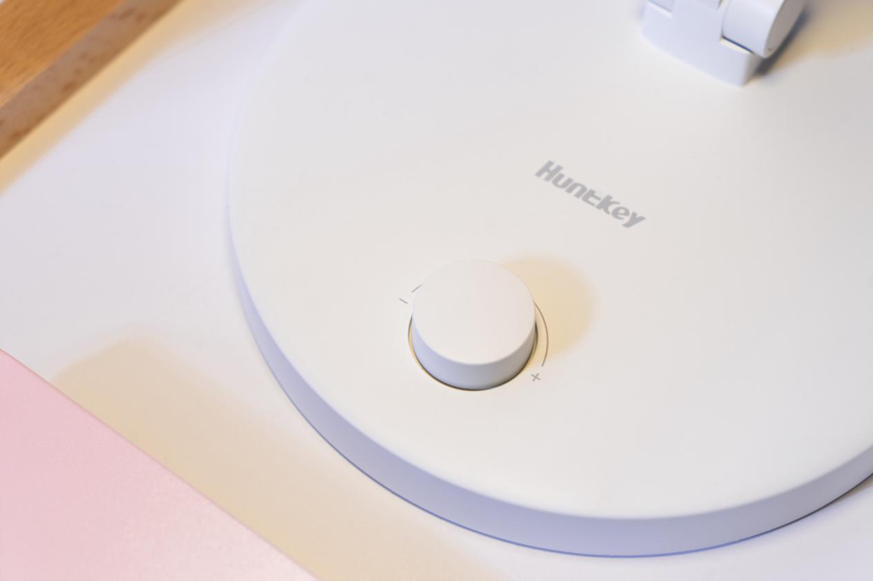 灯光柔和安全可靠，学习、工作真需要航嘉护眼台灯评测