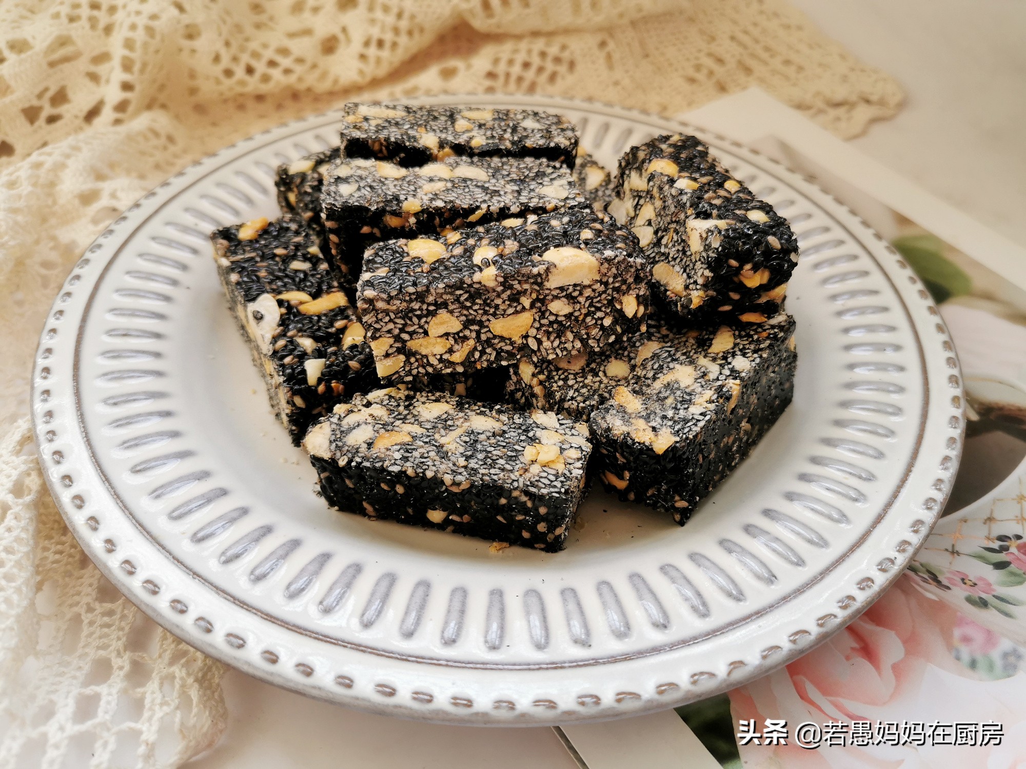 酥脆芝麻花生糖做法,在家做芝麻花生糖的方法